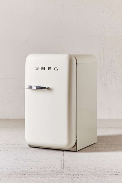 Smegの50年代風ミニ冷蔵庫FAB5白40リットル斜め