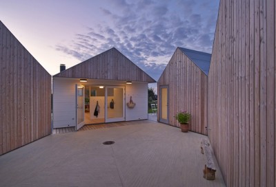 平屋を5軒星形に配置したデンマークの夏の家の中庭スペース