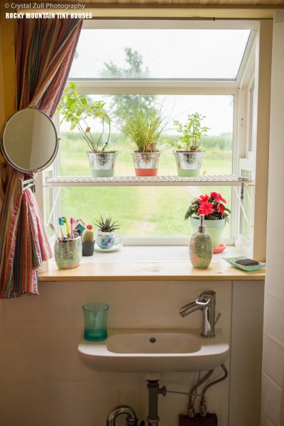 洗面台の正面に作られた、可愛らしい小さな出窓のサンルーム