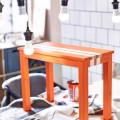 朱色柿色赤橙に塗られた木製のテーブル