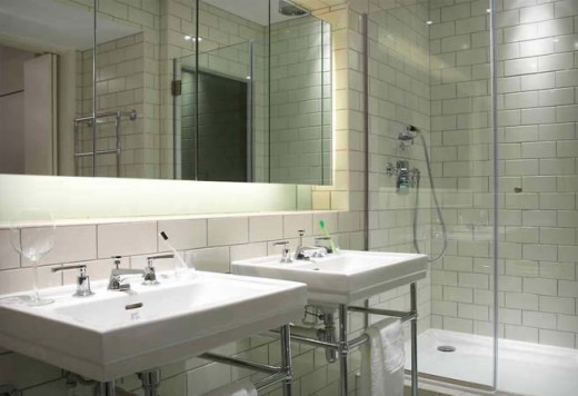 大きな鏡と2人分の洗面台のある洗面所