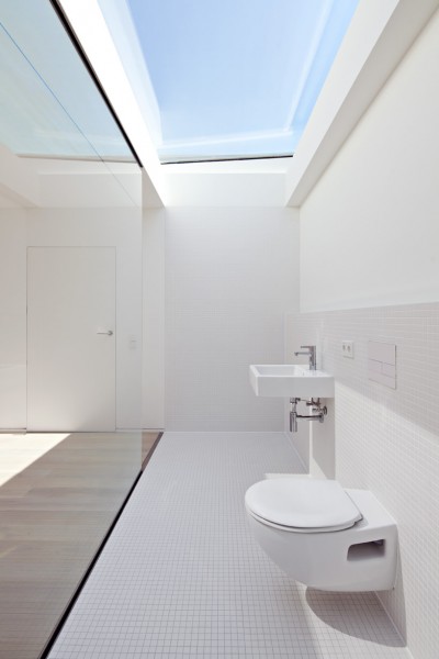 天窓付きの超開放的なバスルームのトイレ