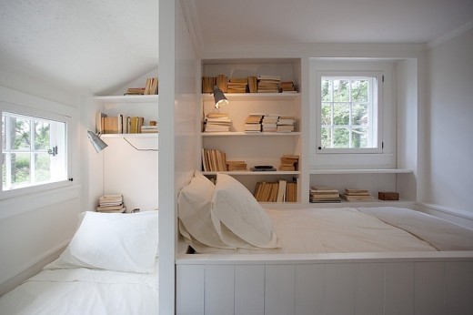 大きめの造作の本棚と可愛らしい格子窓のある2人用ベッドルーム　子供部屋2
