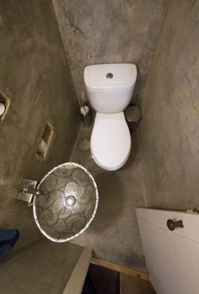 ポルトガル　ポルトの中心部に建つ三角形の狭小住宅のトイレ