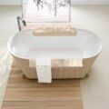 木のバスタブの置かれたアイボリーホワイトのタイルと白い板材のバスルーム