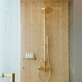 ゴールドのオーバーヘッドシャワー　レインダンスのあるゴージャスなバスルーム