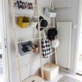 シンプルな立て掛けタイプの木製丸棒ハンガーラック