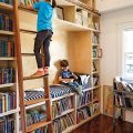 子供部屋の読書用ベンチ　リーディングヌック付きの作り付けの巨大本棚