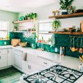 壁に深いエメラルドグリーンのタイルの貼られたキッチン1