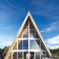 海沿いに建つガラス張りの三角の家